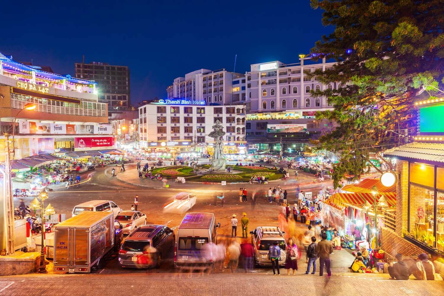 Thay vào đó là những quán ăn, xe đẩy hàng cùng với nhiều thứ mới mẻ, khiến các món ăn quen thuộc trước đây trở nên hiếm hoi.